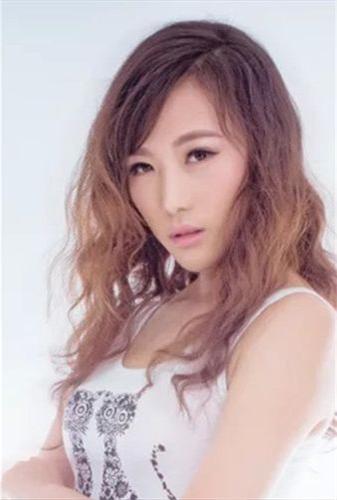 王倩 中国国际潜水小姐
 概述：身高：175cm；三围：85/64/88；罩杯：B；肩宽：40；黑长卷发；鞋号：39。中国国际潜水小姐大赛十佳，WORKS: 中国国际时尚博览会...